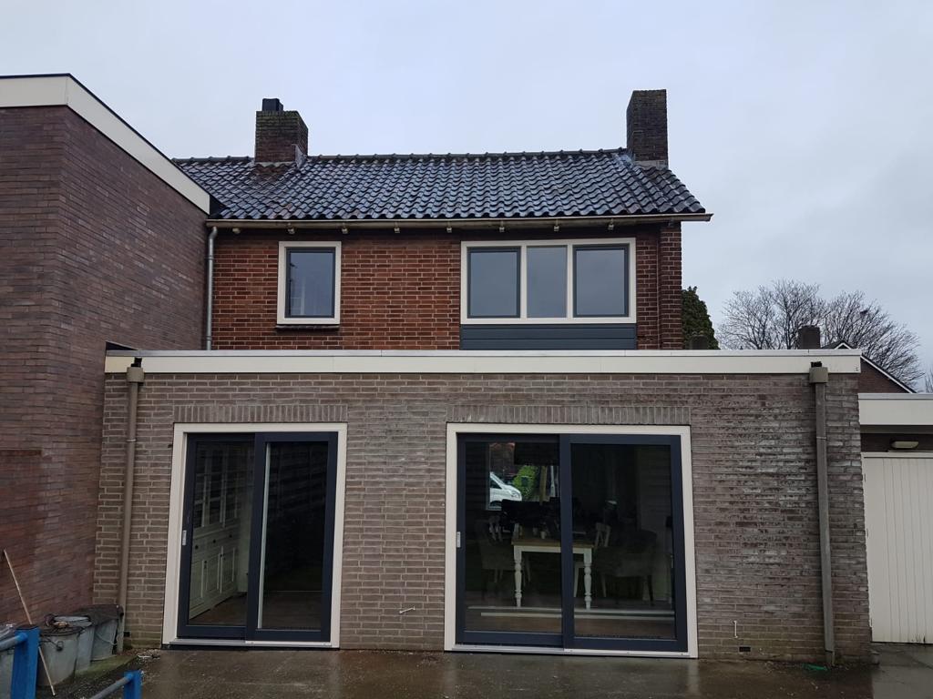 Montage van twee kunststof schuifpuien in Oosterbeek